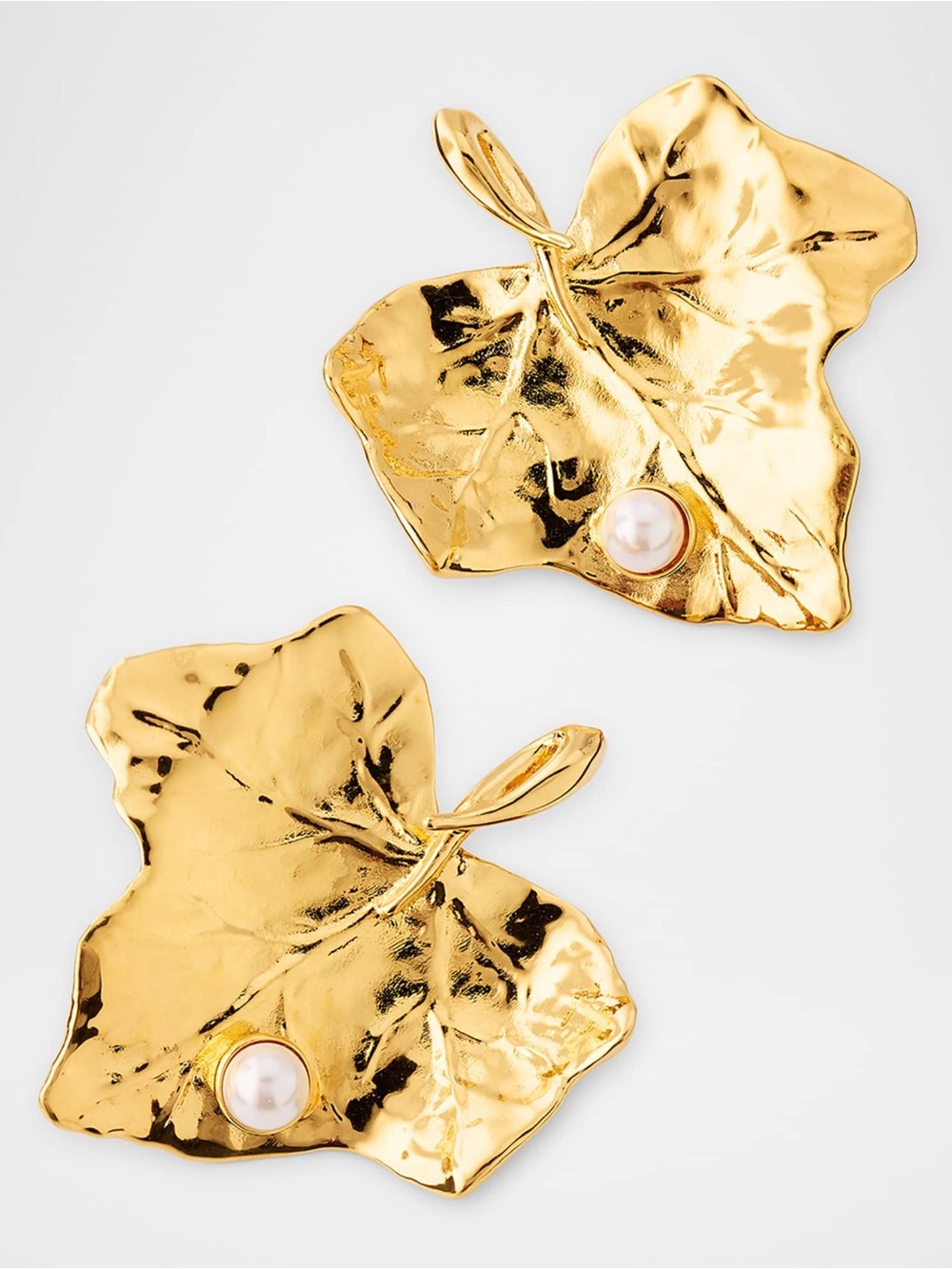 Oscar de la Renta • Ivy Leaf with Pearl Gold Plated Clip- on Earrings - Picture 6 of 15